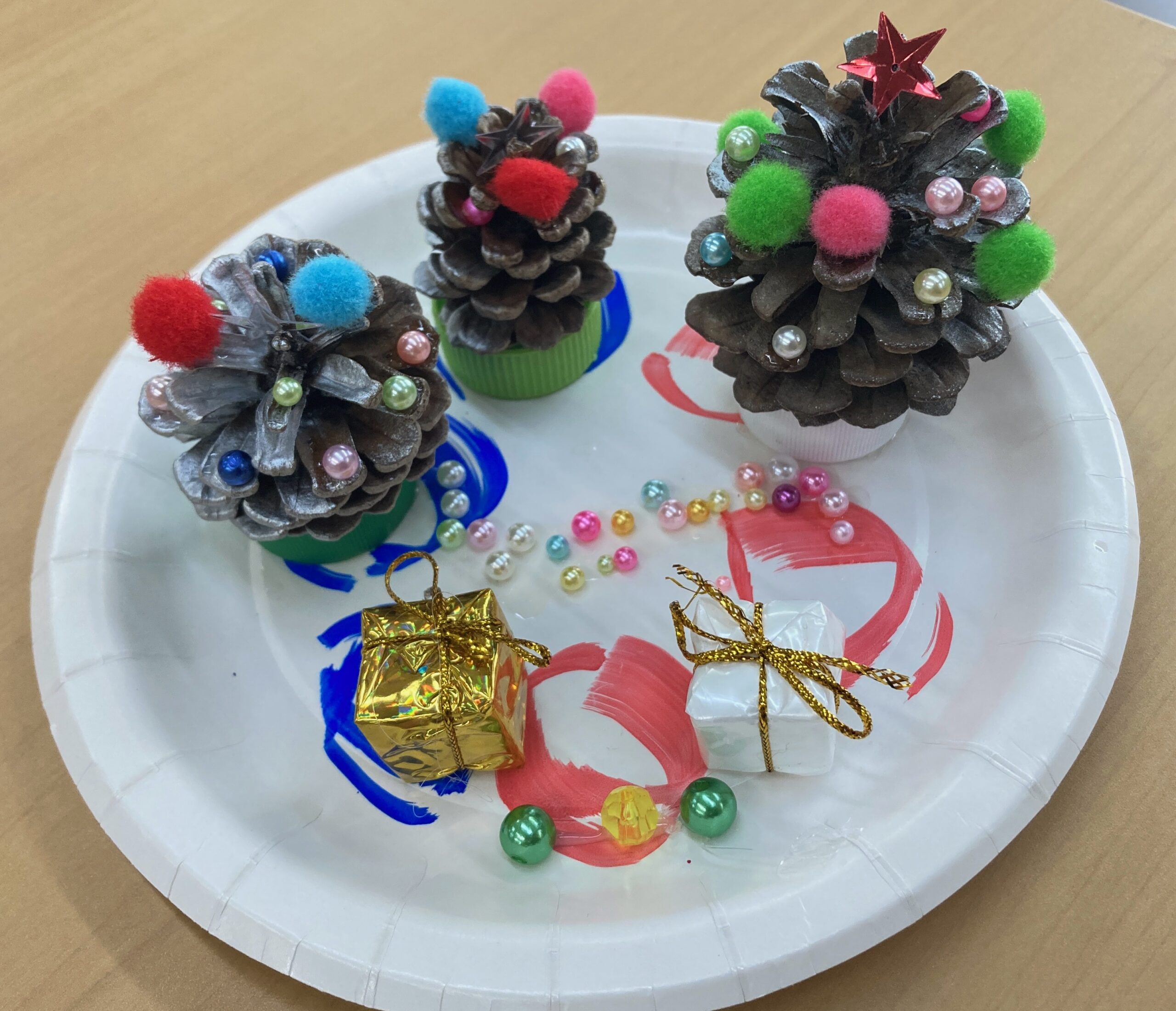 松ぼっくりでクリスマスツリー作り